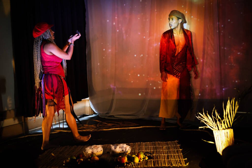 Experimento III do grupo N8 Vermelho, do segundo semestre de 2025, na SP Escola de Teatro. | Foto: Clara Silva.