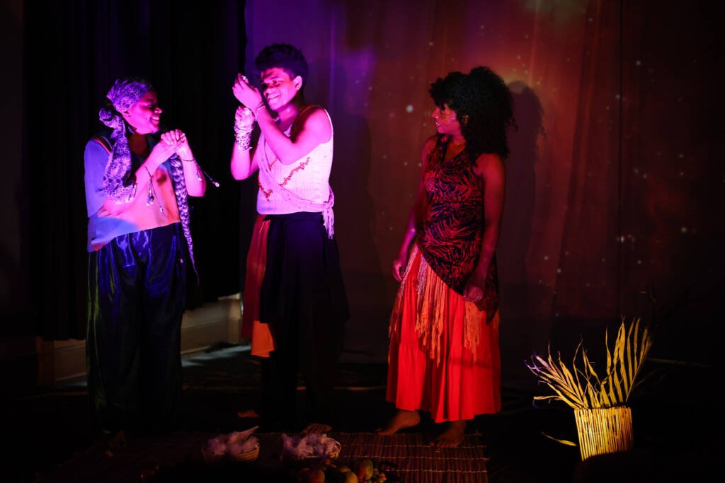 Experimento III do grupo N8 Vermelho, do segundo semestre de 2025, na SP Escola de Teatro. | Foto: Clara Silva.