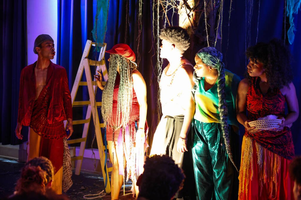 Experimento III do grupo N8 Vermelho, do segundo semestre de 2025, na SP Escola de Teatro. | Foto: Clara Silva.