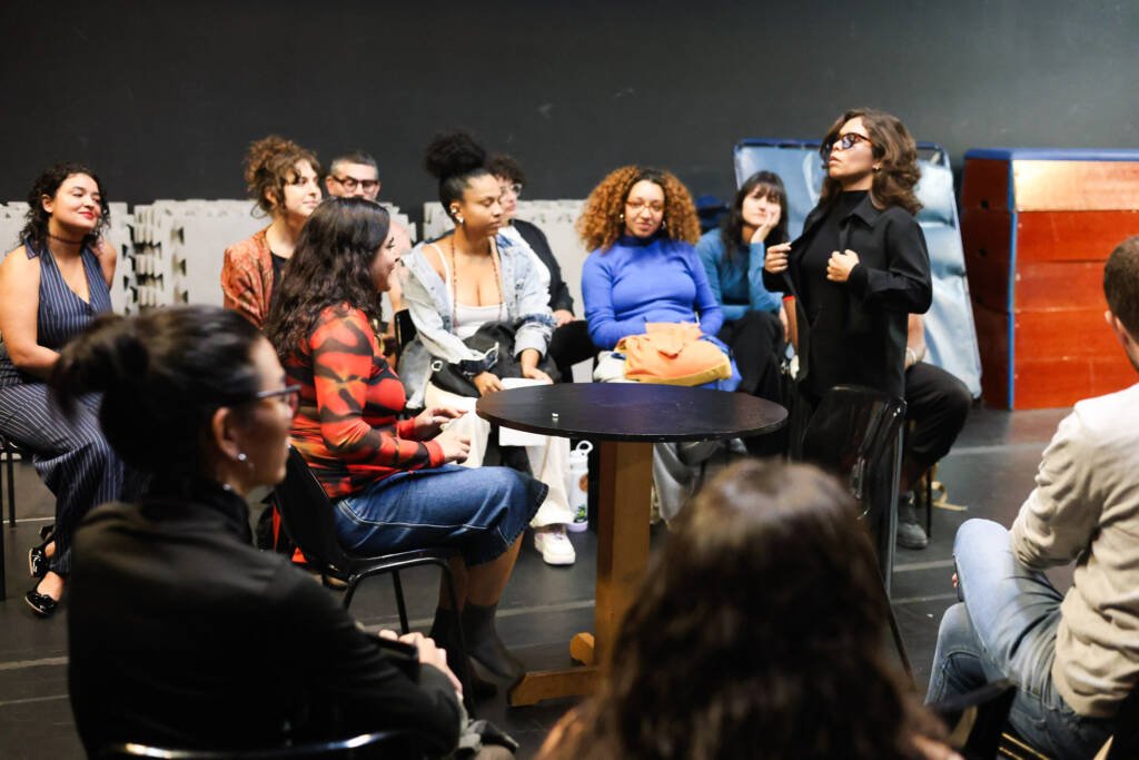 Aula do curso de extensão “Atuação indomável convocação da presença no audiovisual e no teatro” com Camilla Flores, na sede Roosevelt da SP Escola de Teatro. (23/01/2026) | Foto: Clara Silva.