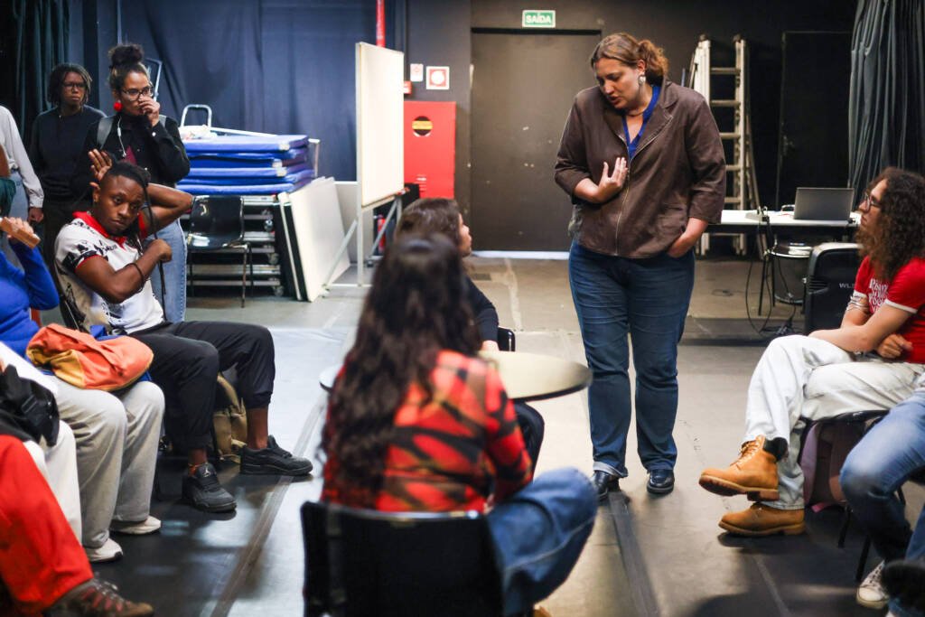 Aula do curso de extensão “Atuação indomável convocação da presença no audiovisual e no teatro” com Camilla Flores, na sede Roosevelt da SP Escola de Teatro. (23/01/2026) | Foto: Clara Silva.