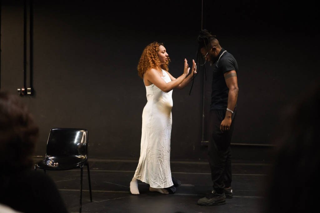 Aula do curso de extensão “Atuação indomável convocação da presença no audiovisual e no teatro” com Camilla Flores, na sede Roosevelt da SP Escola de Teatro. (23/01/2026) | Foto: Clara Silva.