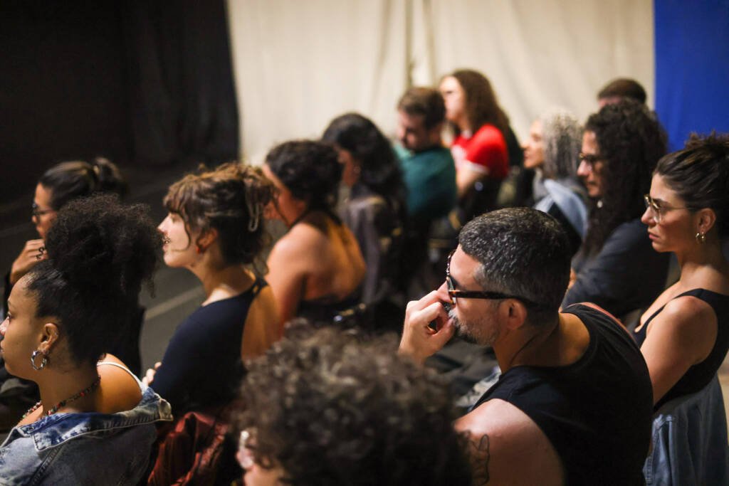 Aula do curso de extensão “Atuação indomável convocação da presença no audiovisual e no teatro” com Camilla Flores, na sede Roosevelt da SP Escola de Teatro. (23/01/2026) | Foto: Clara Silva.