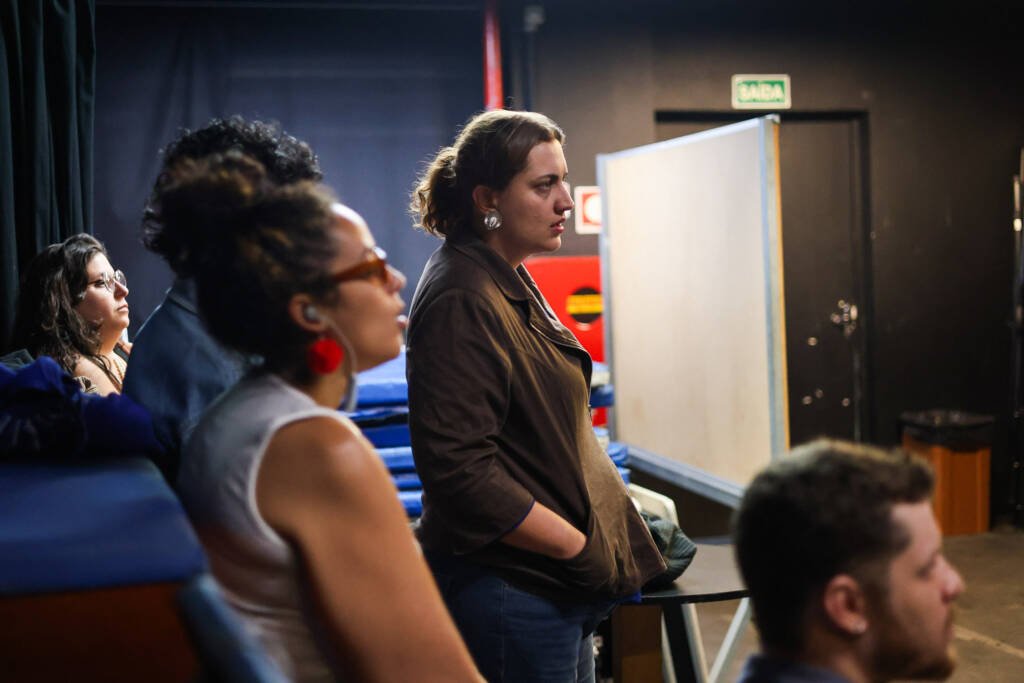 Aula do curso de extensão “Atuação indomável convocação da presença no audiovisual e no teatro” com Camilla Flores, na sede Roosevelt da SP Escola de Teatro. (23/01/2026) | Foto: Clara Silva.