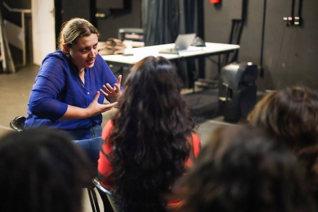 Aula do curso de extensão “Atuação indomável convocação da presença no audiovisual e no teatro” com Camilla Flores, na sede Roosevelt da SP Escola de Teatro. (23/01/2026) | Foto: Clara Silva.