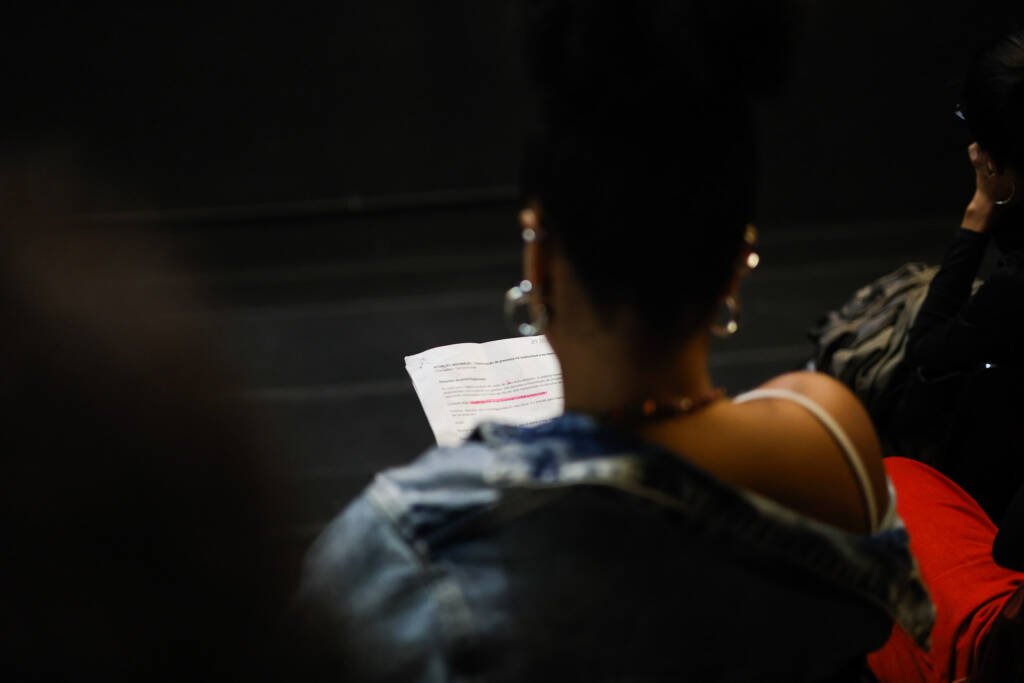 Aula do curso de extensão “Atuação indomável convocação da presença no audiovisual e no teatro” com Camilla Flores, na sede Roosevelt da SP Escola de Teatro. (23/01/2026) | Foto: Clara Silva.Aula do curso de extensão “Atuação indomável convocação da presença no audiovisual e no teatro” com Camilla Flores, na sede Roosevelt da SP Escola de Teatro. (23/01/2026) | Foto: Clara Silva.