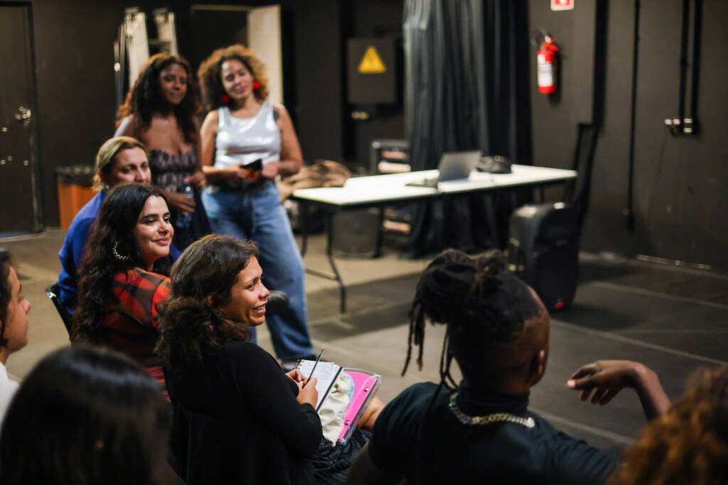 Aula do curso de extensão “Atuação indomável convocação da presença no audiovisual e no teatro” com Camilla Flores, na sede Roosevelt da SP Escola de Teatro. (23/01/2026) | Foto: Clara Silva.