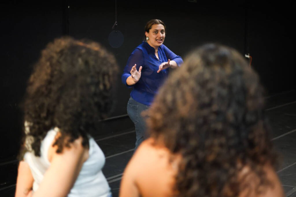 Aula do curso de extensão “Atuação indomável convocação da presença no audiovisual e no teatro” com Camilla Flores, na sede Roosevelt da SP Escola de Teatro. (23/01/2026) | Foto: Clara Silva.