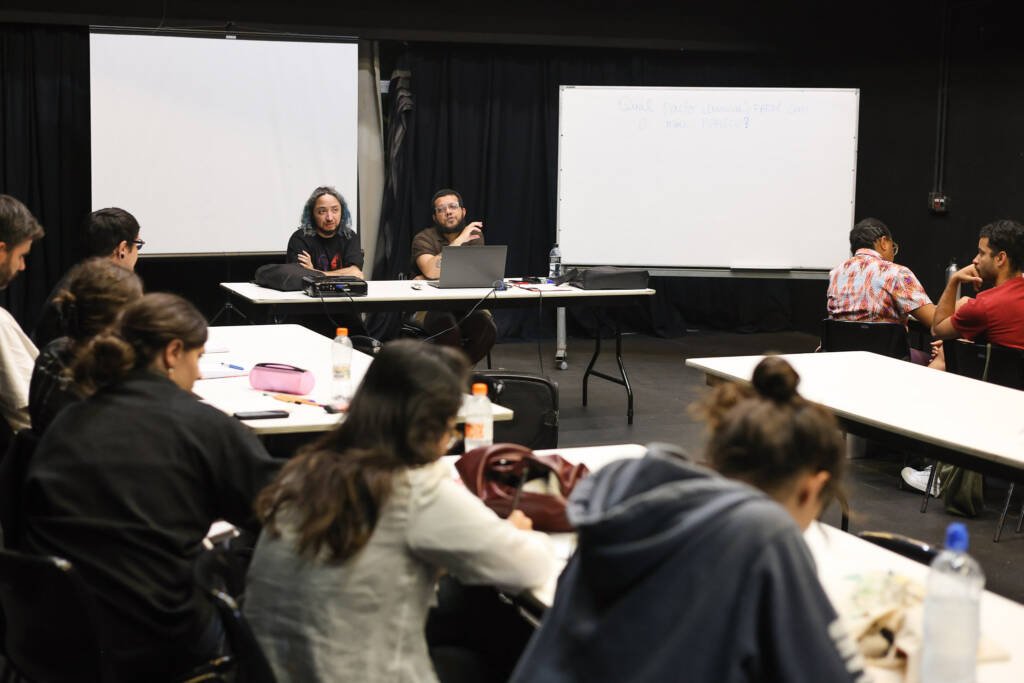 Aula do curso de extensão “Narrativas em Movimento Laboratório de Criação e Escuta em Roteiro Audiovisual” com Daniel Veiga, na sede Roosevelt da SP Escola de Teatro. (26/01/2026) | Foto: Clara Silva.