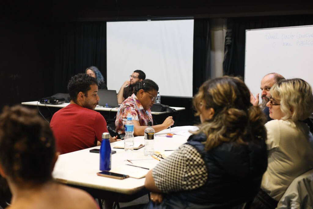 Aula do curso de extensão “Narrativas em Movimento Laboratório de Criação e Escuta em Roteiro Audiovisual” com Daniel Veiga, na sede Roosevelt da SP Escola de Teatro. (26/01/2026) | Foto: Clara Silva.