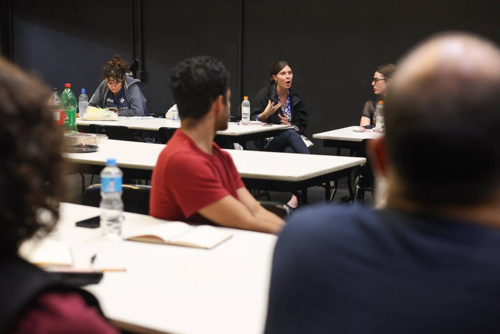 Aula do curso de extensão “Narrativas em Movimento Laboratório de Criação e Escuta em Roteiro Audiovisual” com Daniel Veiga, na sede Roosevelt da SP Escola de Teatro. (26/01/2026) | Foto: Clara Silva.