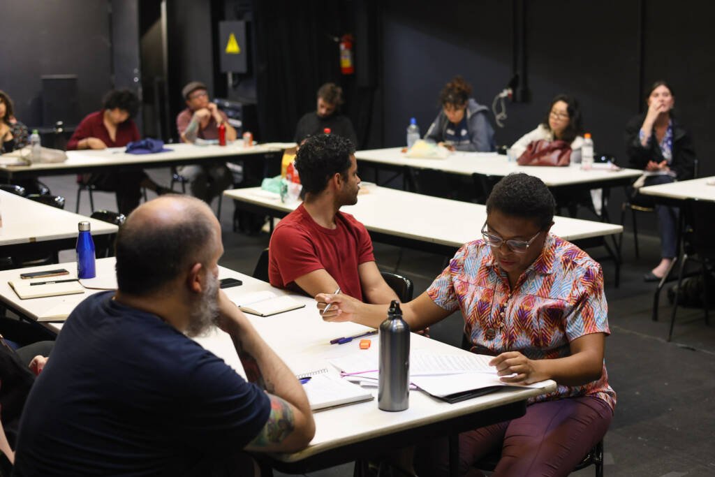 Aula do curso de extensão “Narrativas em Movimento Laboratório de Criação e Escuta em Roteiro Audiovisual” com Daniel Veiga, na sede Roosevelt da SP Escola de Teatro. (26/01/2026) | Foto: Clara Silva.