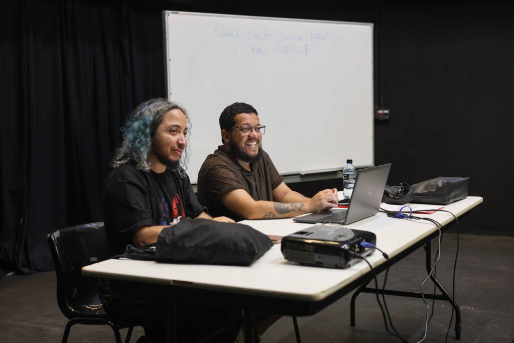 Aula do curso de extensão “Narrativas em Movimento Laboratório de Criação e Escuta em Roteiro Audiovisual” com Daniel Veiga, na sede Roosevelt da SP Escola de Teatro. (26/01/2026) | Foto: Clara Silva.