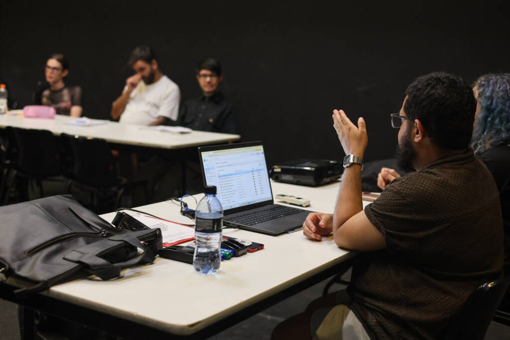 Aula do curso de extensão “Narrativas em Movimento Laboratório de Criação e Escuta em Roteiro Audiovisual” com Daniel Veiga, na sede Roosevelt da SP Escola de Teatro. (26/01/2026) | Foto: Clara Silva.