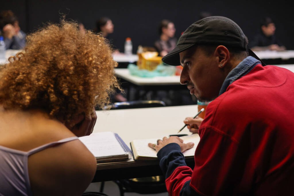 Aula do curso de extensão “Narrativas em Movimento Laboratório de Criação e Escuta em Roteiro Audiovisual” com Daniel Veiga, na sede Roosevelt da SP Escola de Teatro. (26/01/2026) | Foto: Clara Silva.