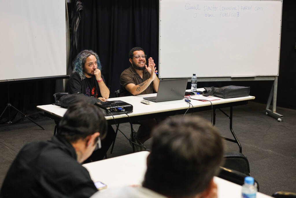 Aula do curso de extensão “Narrativas em Movimento Laboratório de Criação e Escuta em Roteiro Audiovisual” com Daniel Veiga, na sede Roosevelt da SP Escola de Teatro. (26/01/2026) | Foto: Clara Silva.