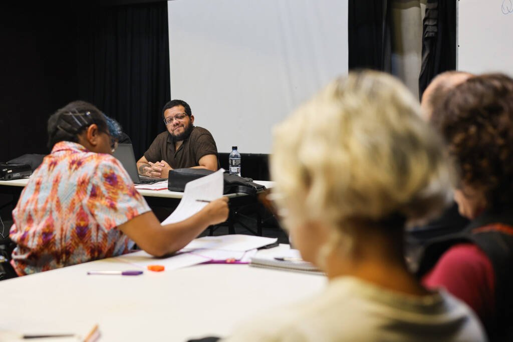 Aula do curso de extensão “Narrativas em Movimento Laboratório de Criação e Escuta em Roteiro Audiovisual” com Daniel Veiga, na sede Roosevelt da SP Escola de Teatro. (26/01/2026) | Foto: Clara Silva.