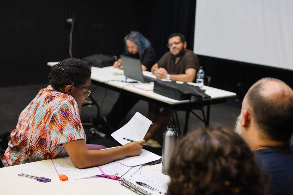 Aula do curso de extensão “Narrativas em Movimento Laboratório de Criação e Escuta em Roteiro Audiovisual” com Daniel Veiga, na sede Roosevelt da SP Escola de Teatro. (26/01/2026) | Foto: Clara Silva.