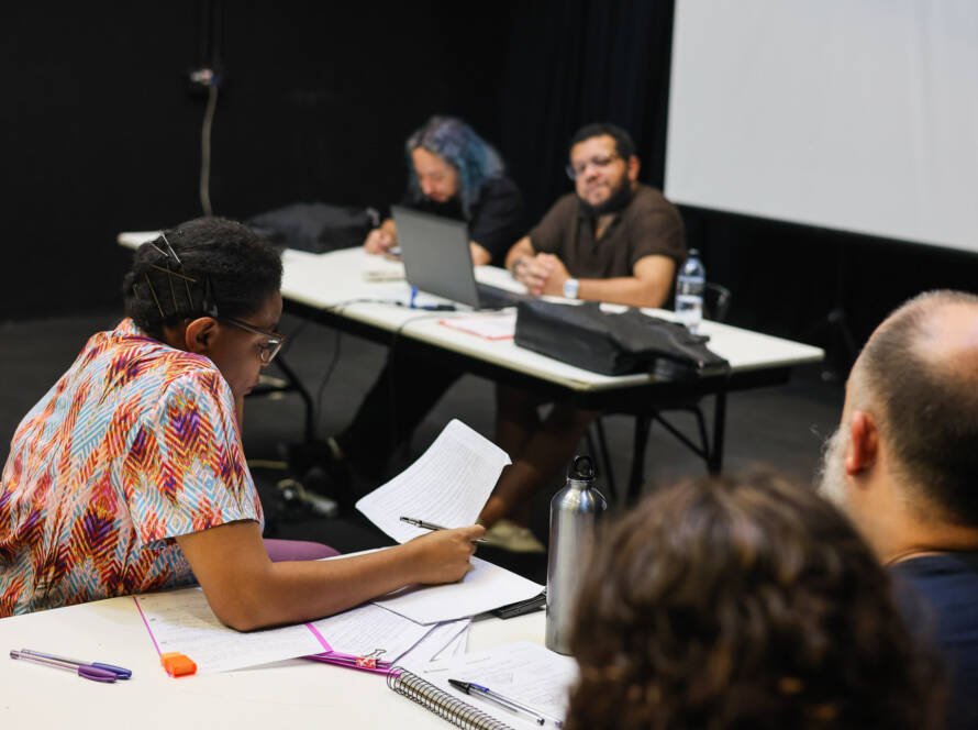 Aula do curso de extensão “Narrativas em Movimento Laboratório de Criação e Escuta em Roteiro Audiovisual” com Daniel Veiga, na sede Roosevelt da SP Escola de Teatro. (26/01/2026) | Foto: Clara Silva.