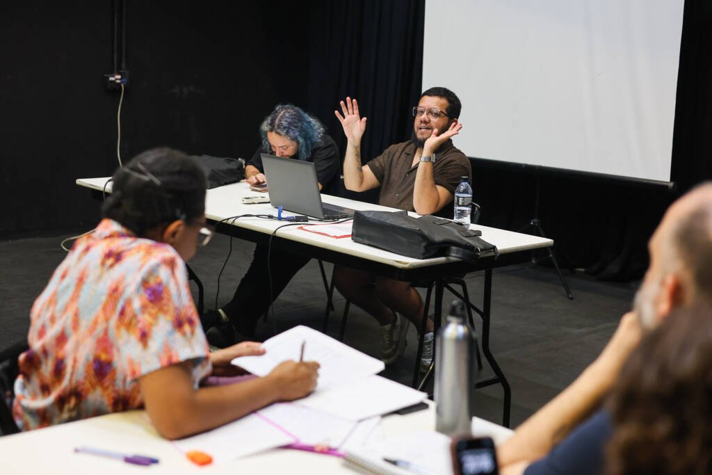 Aula do curso de extensão “Narrativas em Movimento Laboratório de Criação e Escuta em Roteiro Audiovisual” com Daniel Veiga, na sede Roosevelt da SP Escola de Teatro. (26/01/2026) | Foto: Clara Silva.