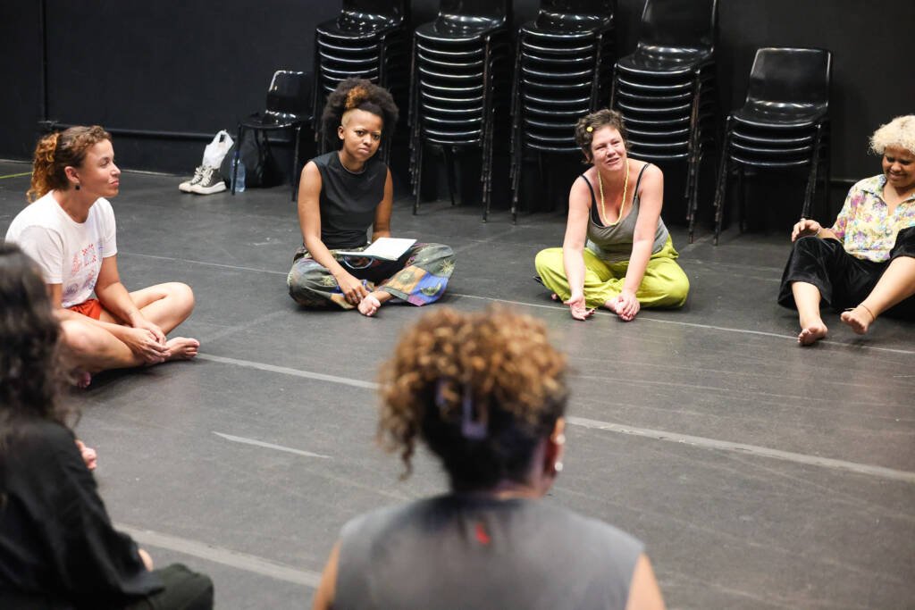 Aula do curso de extensão “A ficção como disparador da performatividade” com Mariana Senne e Maria Tendlau, na sede Roosevelt da SP Escola de Teatro. (02/02/2026) | Foto: Clara Silva.