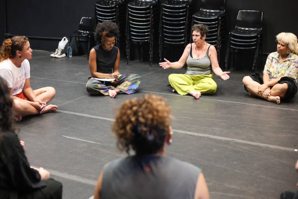 Aula do curso de extensão “A ficção como disparador da performatividade” com Mariana Senne e Maria Tendlau, na sede Roosevelt da SP Escola de Teatro. (02/02/2026) | Foto: Clara Silva.