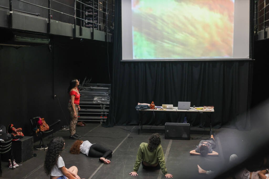 Aula do curso de extensão “A ficção como disparador da performatividade” com Mariana Senne e Maria Tendlau, na sede Roosevelt da SP Escola de Teatro. (02/02/2026) | Foto: Clara Silva.