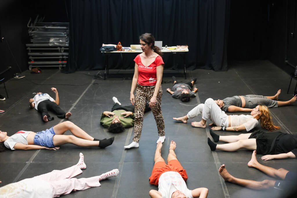 Aula do curso de extensão “A ficção como disparador da performatividade” com Mariana Senne e Maria Tendlau, na sede Roosevelt da SP Escola de Teatro. (02/02/2026) | Foto: Clara Silva.