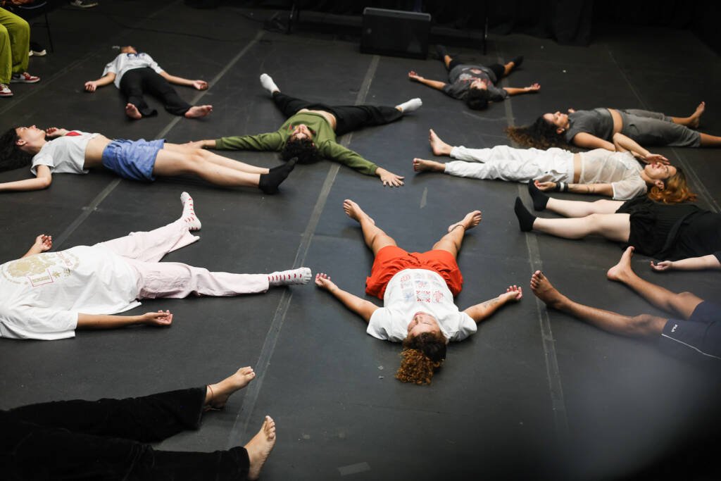 Aula do curso de extensão “A ficção como disparador da performatividade” com Mariana Senne e Maria Tendlau, na sede Roosevelt da SP Escola de Teatro. (02/02/2026) | Foto: Clara Silva.