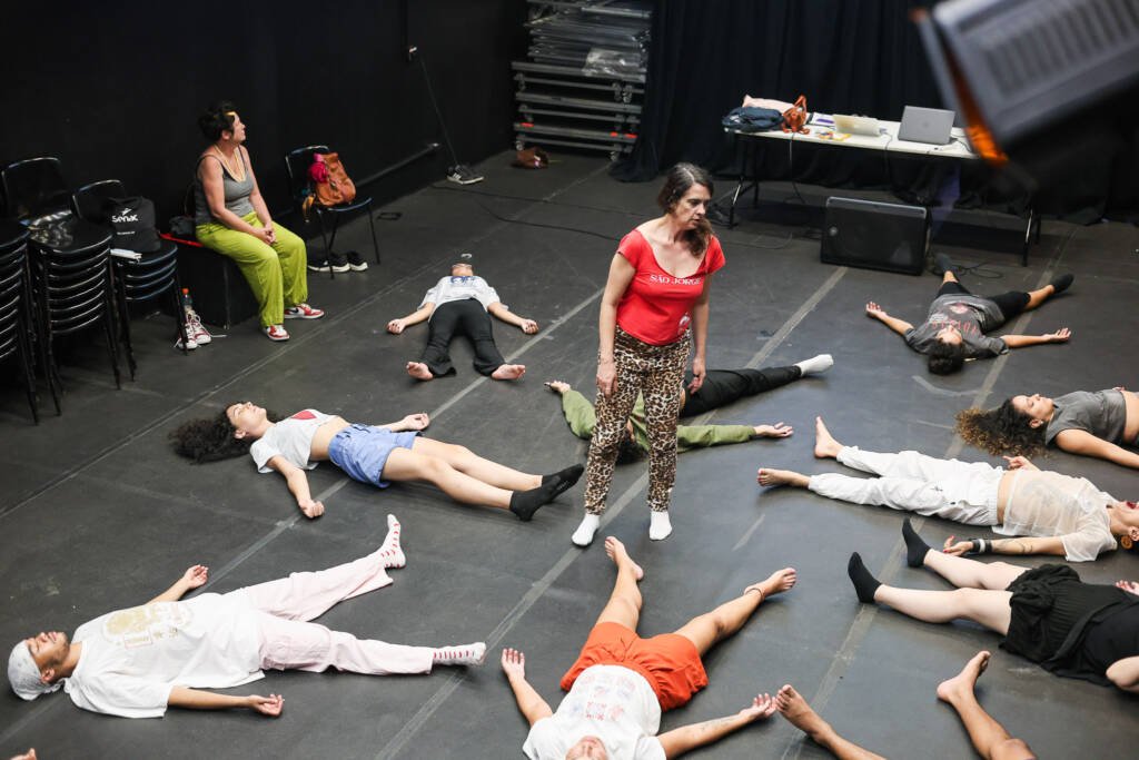 Aula do curso de extensão “A ficção como disparador da performatividade” com Mariana Senne e Maria Tendlau, na sede Roosevelt da SP Escola de Teatro. (02/02/2026) | Foto: Clara Silva.