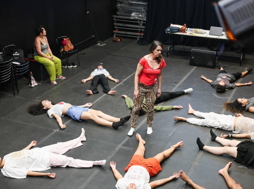 Aula do curso de extensão “A ficção como disparador da performatividade” com Mariana Senne e Maria Tendlau, na sede Roosevelt da SP Escola de Teatro. (02/02/2026) | Foto: Clara Silva.