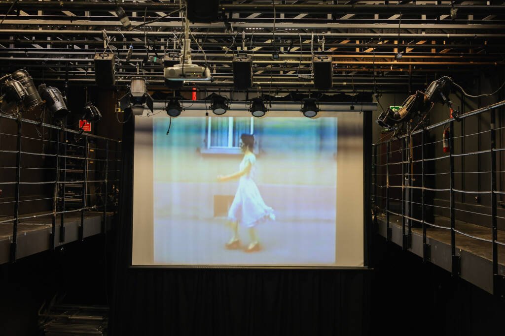 Aula do curso de extensão “A ficção como disparador da performatividade” com Mariana Senne e Maria Tendlau, na sede Roosevelt da SP Escola de Teatro. (02/02/2026) | Foto: Clara Silva.