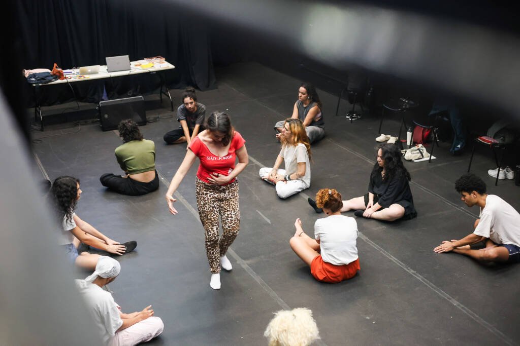 Aula do curso de extensão “A ficção como disparador da performatividade” com Mariana Senne e Maria Tendlau, na sede Roosevelt da SP Escola de Teatro. (02/02/2026) | Foto: Clara Silva.