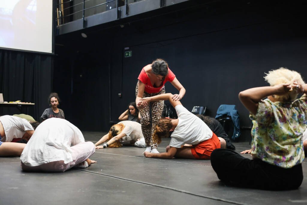 Aula do curso de extensão “A ficção como disparador da performatividade” com Mariana Senne e Maria Tendlau, na sede Roosevelt da SP Escola de Teatro. (02/02/2026) | Foto: Clara Silva.