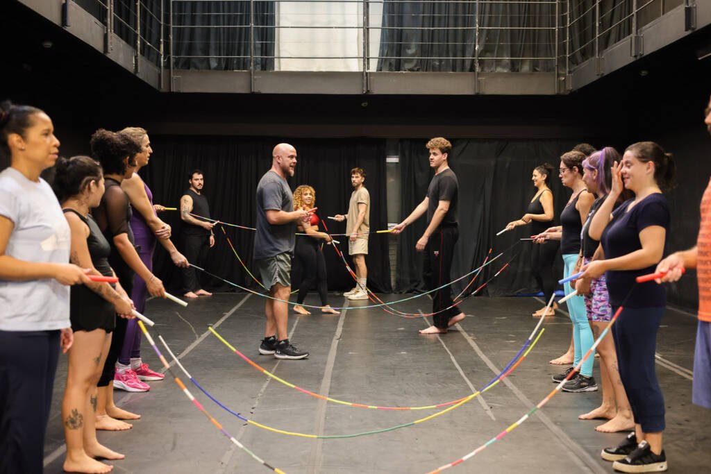Oficina gratuita de Extensão Cultural de circo “Bases Acrobáticas Circenses” com Robinson Zizza de Camargo, na sede Roosevelt da SP Escola de Teatro. (03/02/2026) | Foto: Clara Silva.