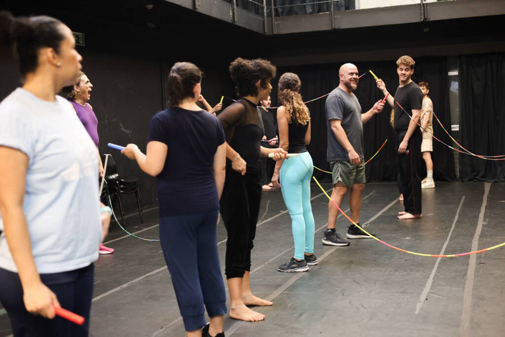 Oficina gratuita de Extensão Cultural de circo “Bases Acrobáticas Circenses” com Robinson Zizza de Camargo, na sede Roosevelt da SP Escola de Teatro. (03/02/2026) | Foto: Clara Silva.