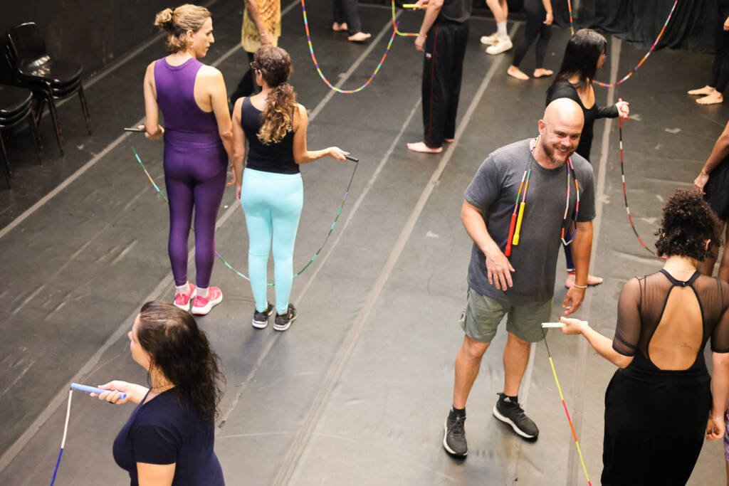 Oficina gratuita de Extensão Cultural de circo “Bases Acrobáticas Circenses” com Robinson Zizza de Camargo, na sede Roosevelt da SP Escola de Teatro. (03/02/2026) | Foto: Clara Silva.