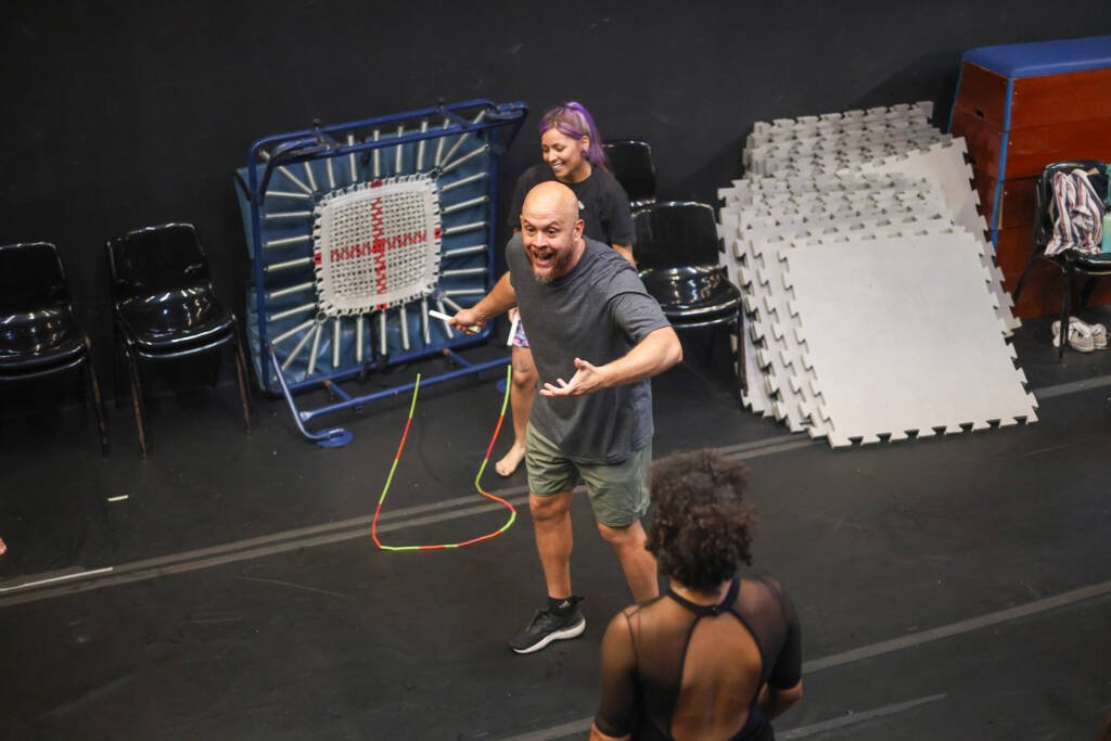 Oficina gratuita de Extensão Cultural de circo “Bases Acrobáticas Circenses” com Robinson Zizza de Camargo, na sede Roosevelt da SP Escola de Teatro. (03/02/2026) | Foto: Clara Silva.