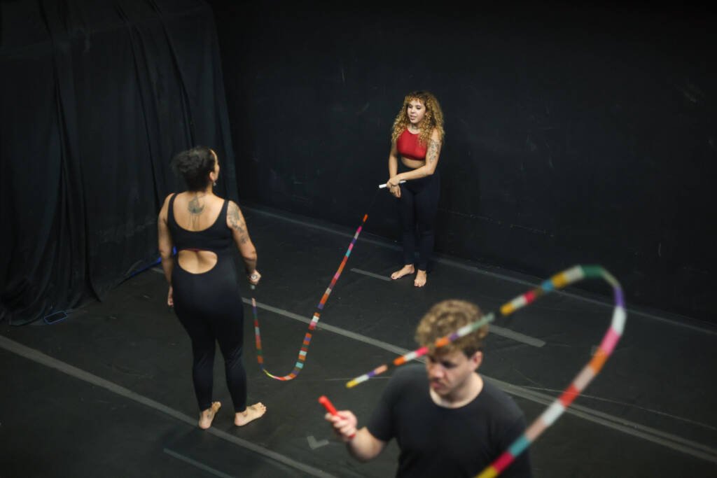 Oficina gratuita de Extensão Cultural de circo “Bases Acrobáticas Circenses” com Robinson Zizza de Camargo, na sede Roosevelt da SP Escola de Teatro. (03/02/2026) | Foto: Clara Silva.