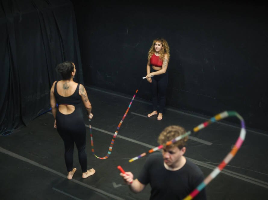 Oficina gratuita de Extensão Cultural de circo “Bases Acrobáticas Circenses” com Robinson Zizza de Camargo, na sede Roosevelt da SP Escola de Teatro. (03/02/2026) | Foto: Clara Silva.