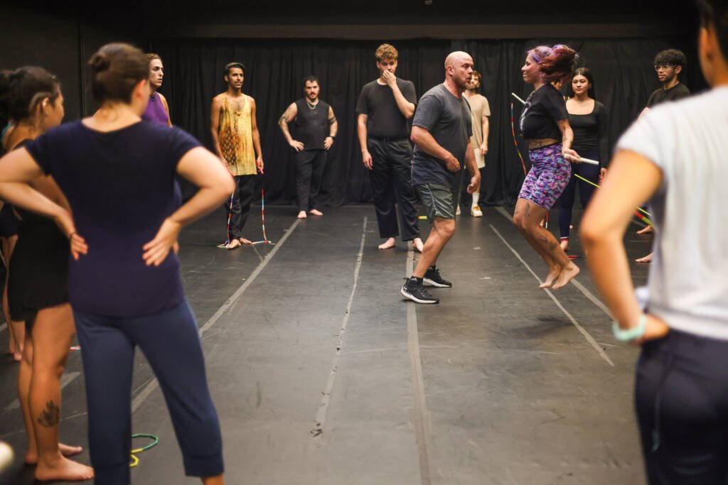 Oficina gratuita de Extensão Cultural de circo “Bases Acrobáticas Circenses” com Robinson Zizza de Camargo, na sede Roosevelt da SP Escola de Teatro. (03/02/2026) | Foto: Clara Silva.