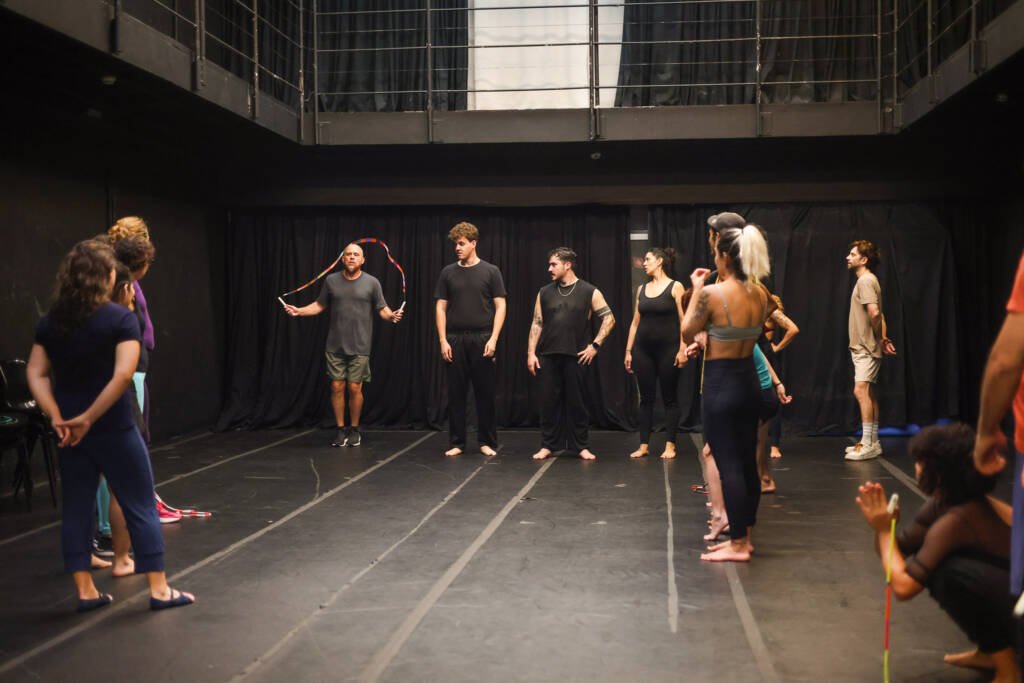 Oficina gratuita de Extensão Cultural de circo “Bases Acrobáticas Circenses” com Robinson Zizza de Camargo, na sede Roosevelt da SP Escola de Teatro. (03/02/2026) | Foto: Clara Silva.