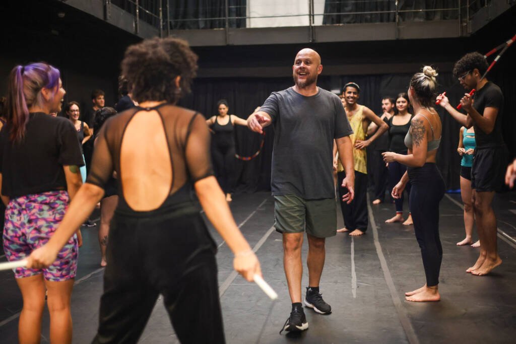 Oficina gratuita de Extensão Cultural de circo “Bases Acrobáticas Circenses” com Robinson Zizza de Camargo, na sede Roosevelt da SP Escola de Teatro. (03/02/2026) | Foto: Clara Silva.