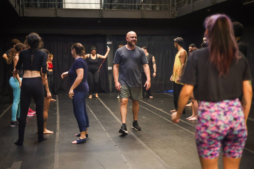 Oficina gratuita de Extensão Cultural de circo “Bases Acrobáticas Circenses” com Robinson Zizza de Camargo, na sede Roosevelt da SP Escola de Teatro. (03/02/2026) | Foto: Clara Silva.