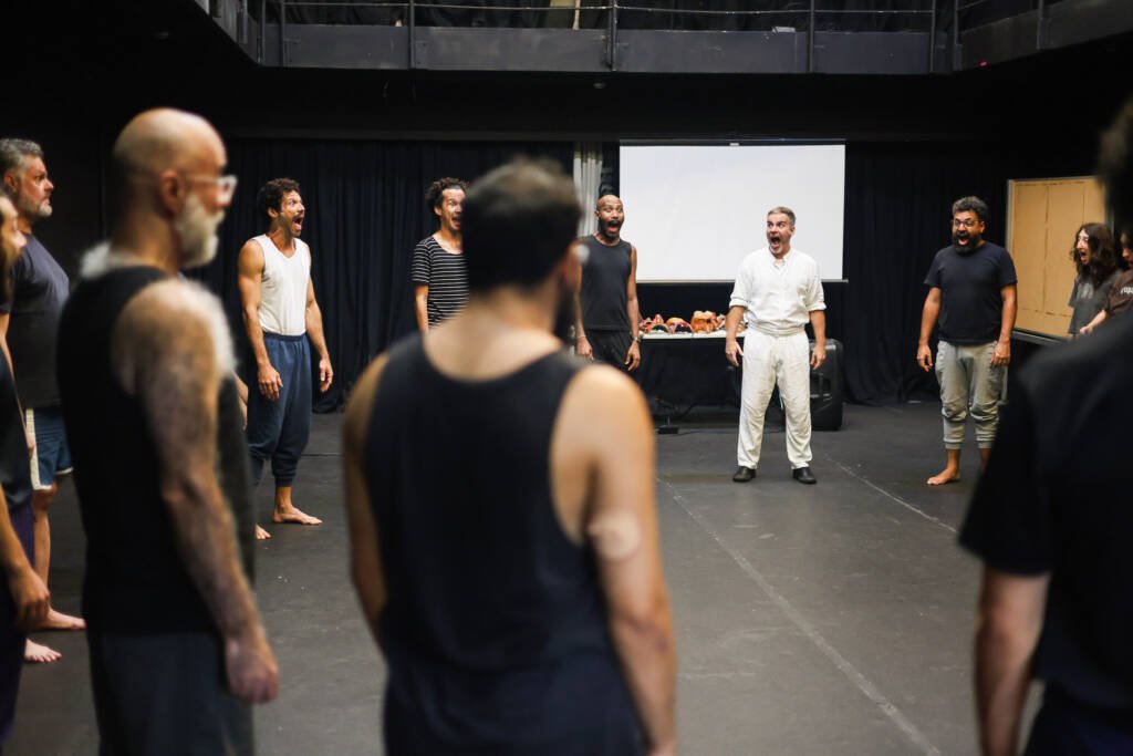 Oficina gratuita de Extensão Cultural de circo “Introdução à Commedia Dell’Arte” com Daniel Granieri, na sede Roosevelt da SP Escola de Teatro. (24/02/2026) | Foto: Clara Silva.