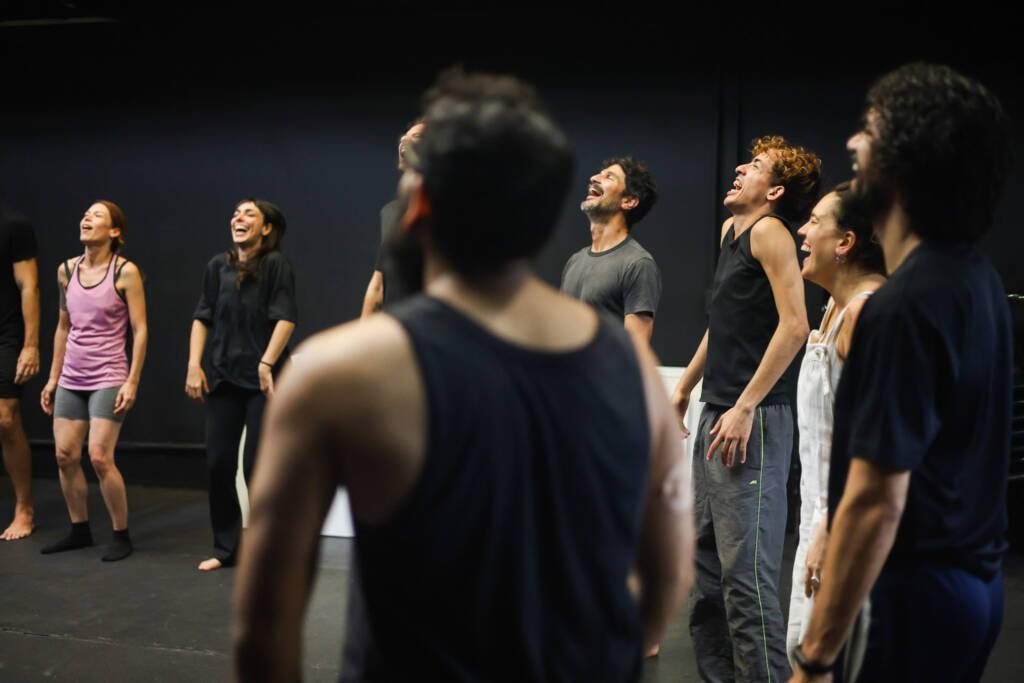 Oficina gratuita de Extensão Cultural de circo “Introdução à Commedia Dell’Arte” com Daniel Granieri, na sede Roosevelt da SP Escola de Teatro. (24/02/2026) | Foto: Clara Silva.