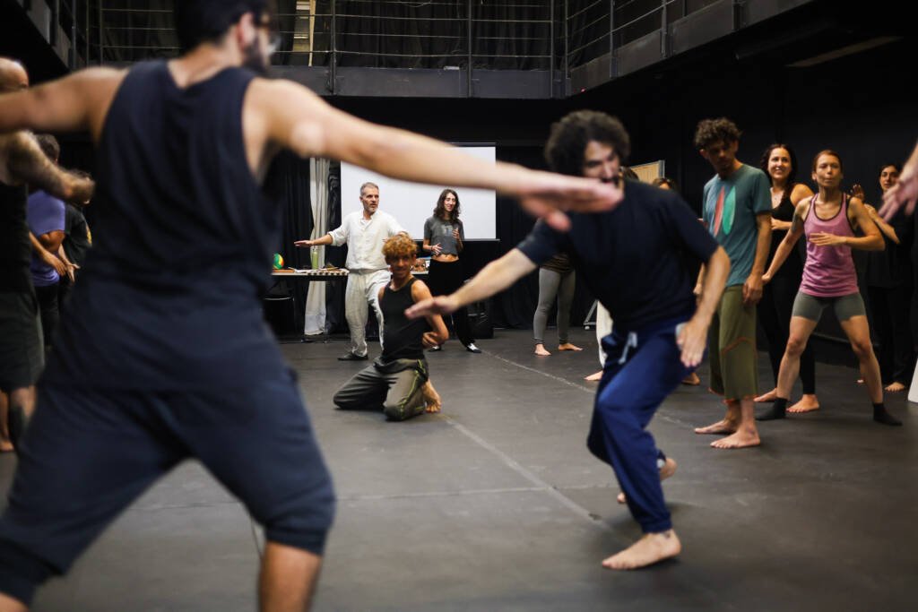 Oficina gratuita de Extensão Cultural de circo “Introdução à Commedia Dell’Arte” com Daniel Granieri, na sede Roosevelt da SP Escola de Teatro. (24/02/2026) | Foto: Clara Silva.