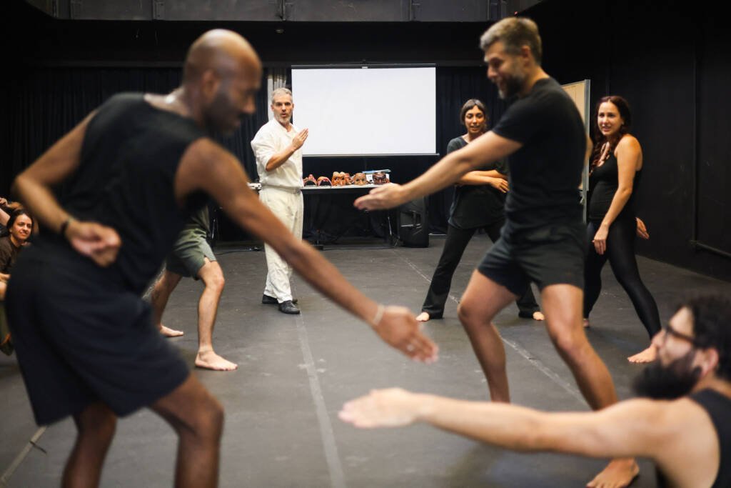 Oficina gratuita de Extensão Cultural de circo “Introdução à Commedia Dell’Arte” com Daniel Granieri, na sede Roosevelt da SP Escola de Teatro. (24/02/2026) | Foto: Clara Silva.