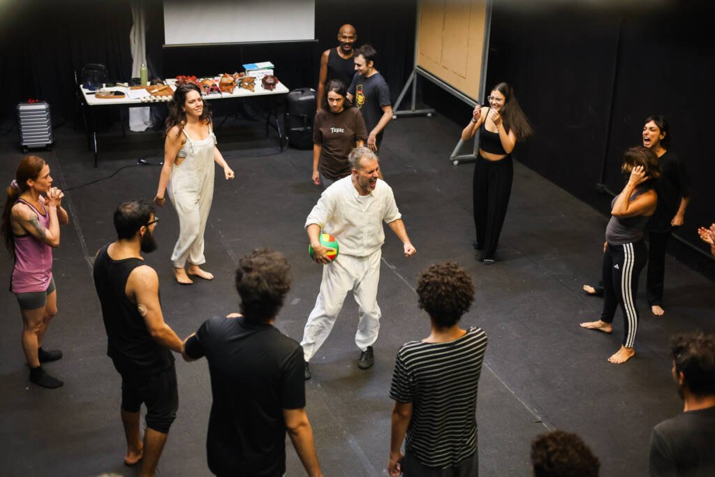 Oficina gratuita de Extensão Cultural de circo “Introdução à Commedia Dell’Arte” com Daniel Granieri, na sede Roosevelt da SP Escola de Teatro. (24/02/2026) | Foto: Clara Silva.