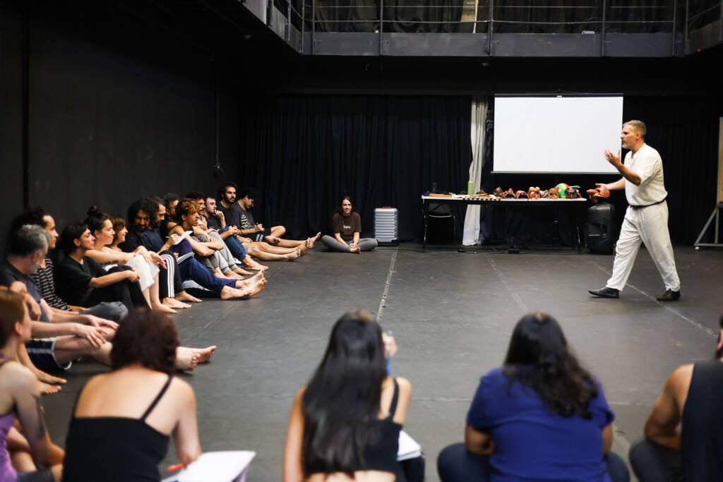 Oficina gratuita de Extensão Cultural de circo “Introdução à Commedia Dell’Arte” com Daniel Granieri, na sede Roosevelt da SP Escola de Teatro. (24/02/2026) | Foto: Clara Silva.